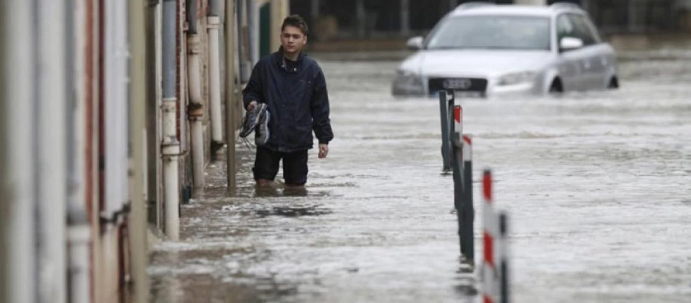 Αγνοούμενοι και καταστροφές στη Γαλλία μετά από καταρρακτώδεις βροχές (βίντεο)